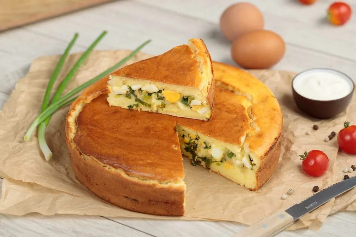 Рецепт заливного мясного пирога. Пирог с луком и яйцом калорийность. заливной пирог на завтрак. заливной пирог с луком пореем и яйцом. заливное тесто для пирога с луком порей.