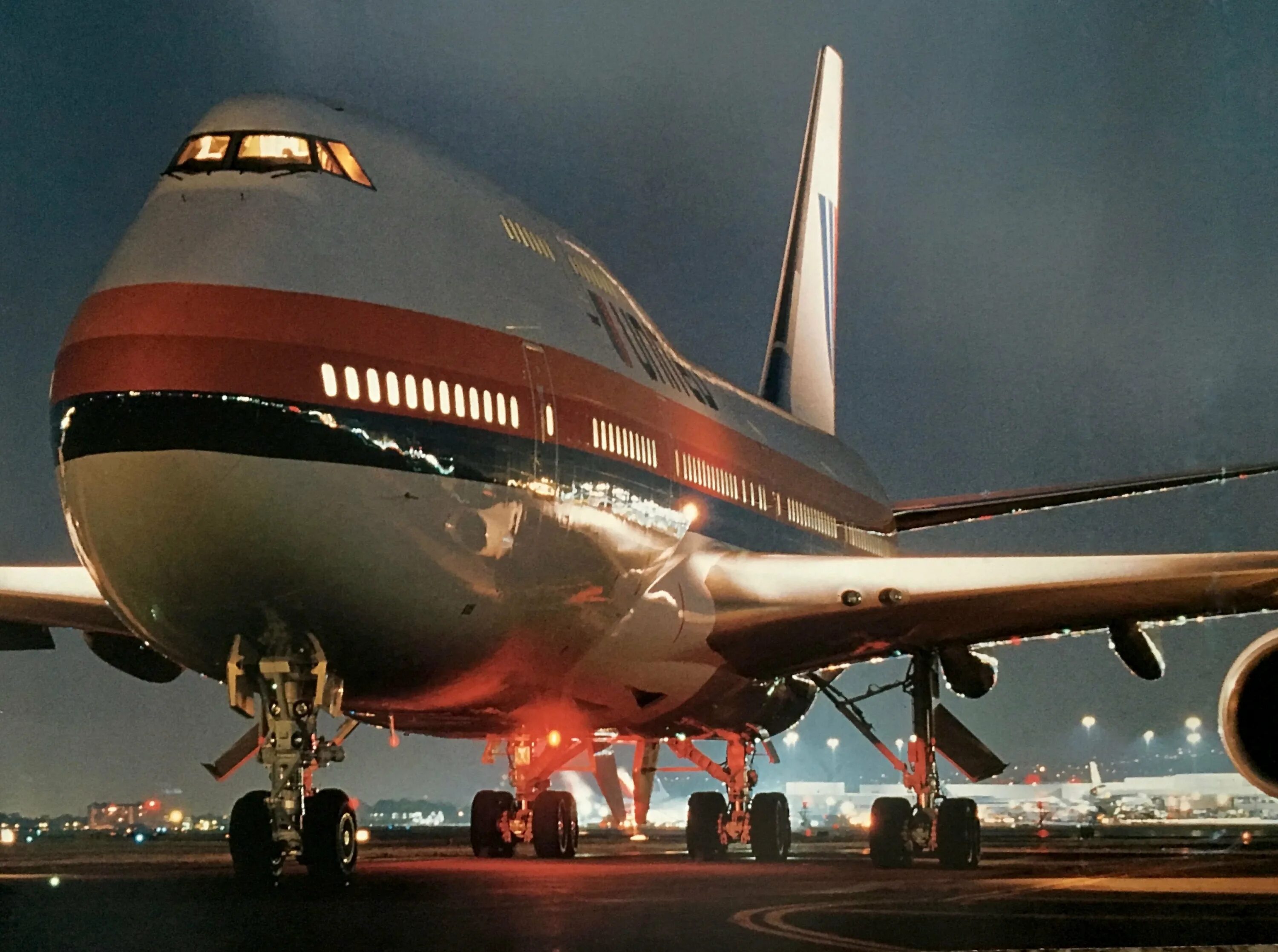 Боинг двухэтажный 747. Боинг 747 400. Самолёт Боинг 747. Самый большой самолет Боинг 747