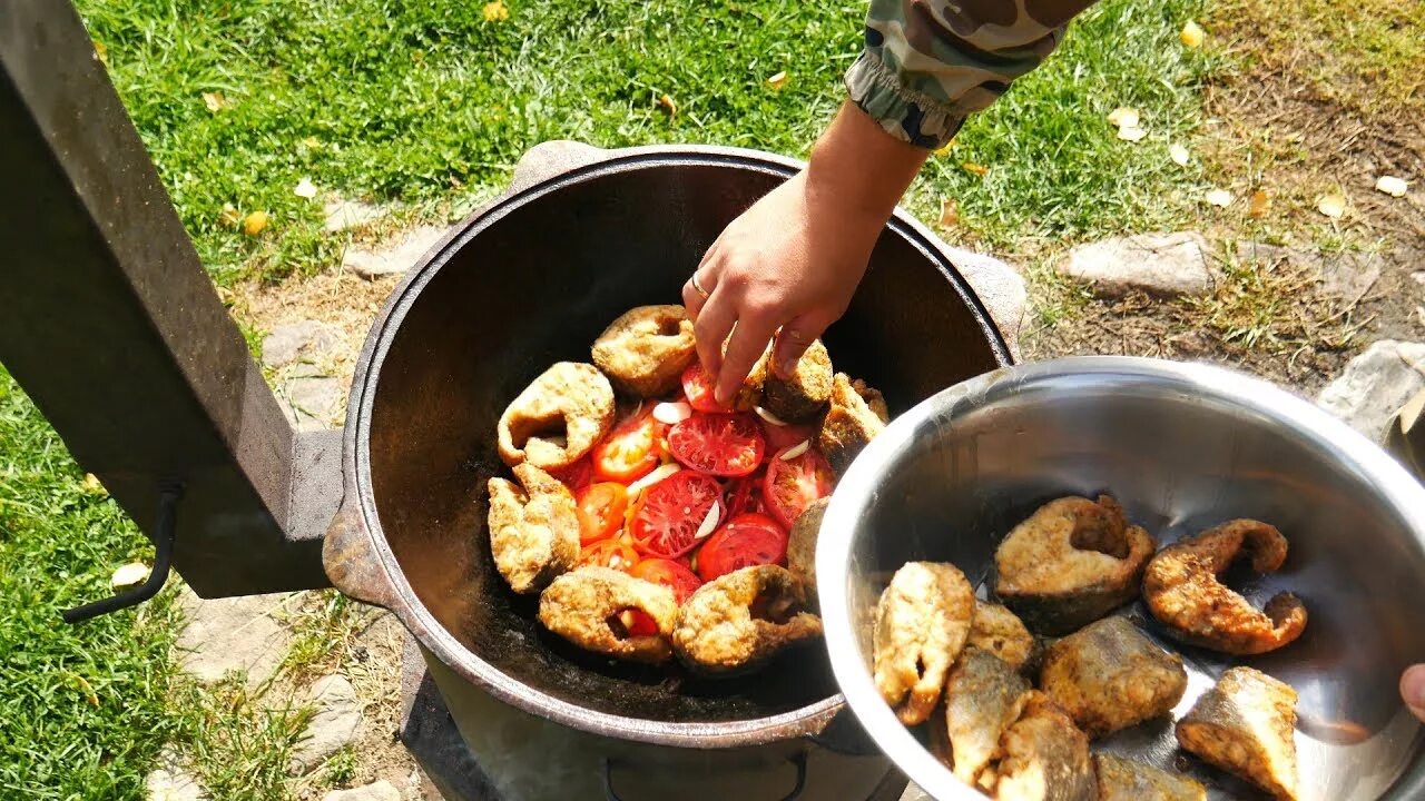 Казаны вкусно. Рыба в казане на костре. Готовка на костре в чугунном казане. Овощи в казане на костре. Рыбные блюда в казане на костре.