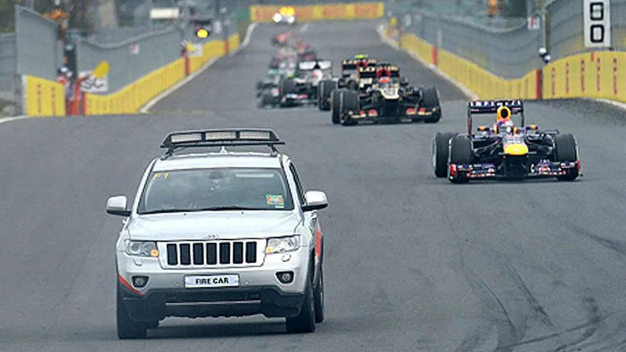 Автомобиль безопасности формула. Джип Safety. F1 Safety car вид сверху фото. Jeep  Safety when.