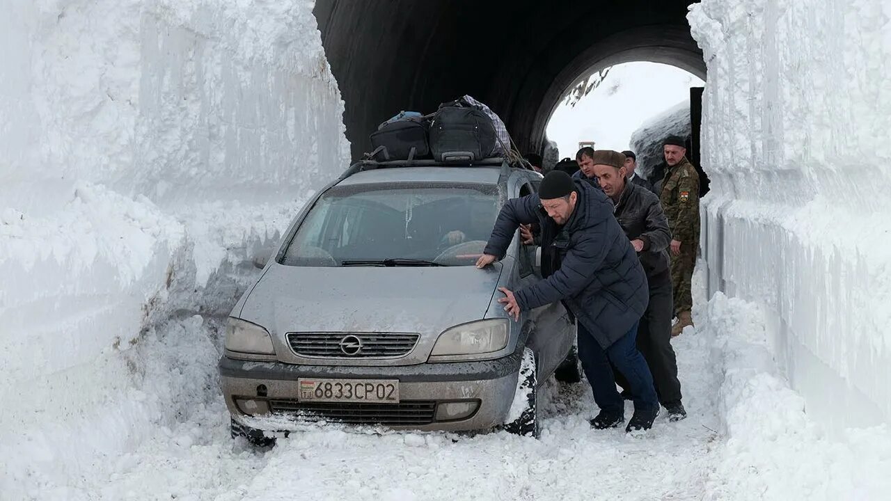 Погода огилаки поен. Зима в Таджикистане. Зима холодно Таджикистан. Тажикстан зимой. Зима на автодорогах Таджикистана.