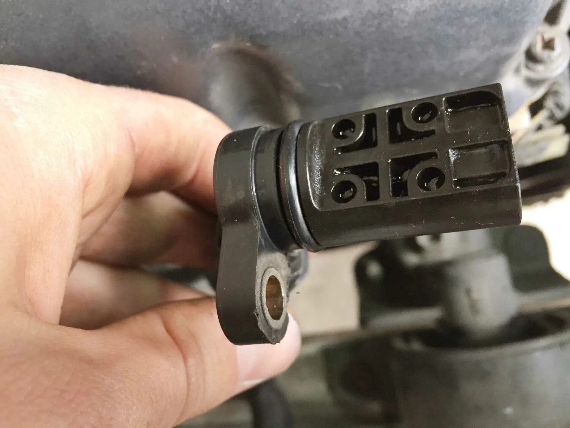 5 дизель. Датчик распределительного вала на 1 kd-ftv. Как поменять датчик распредвала. Как поменять датчик распредвала. Шевроле трекер 2.