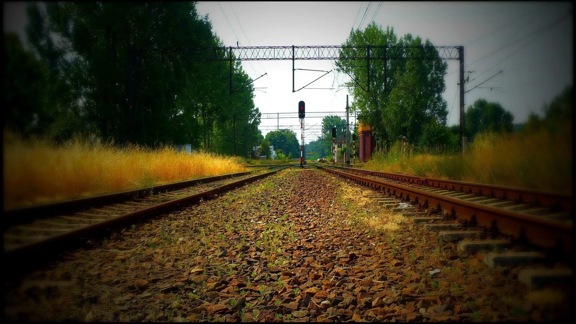 Железная дорога там. Железнодорожная дорога. Железная дорога на рабочий стол. Обои на рабочий стол железная дорога. Железнодорожные пути.