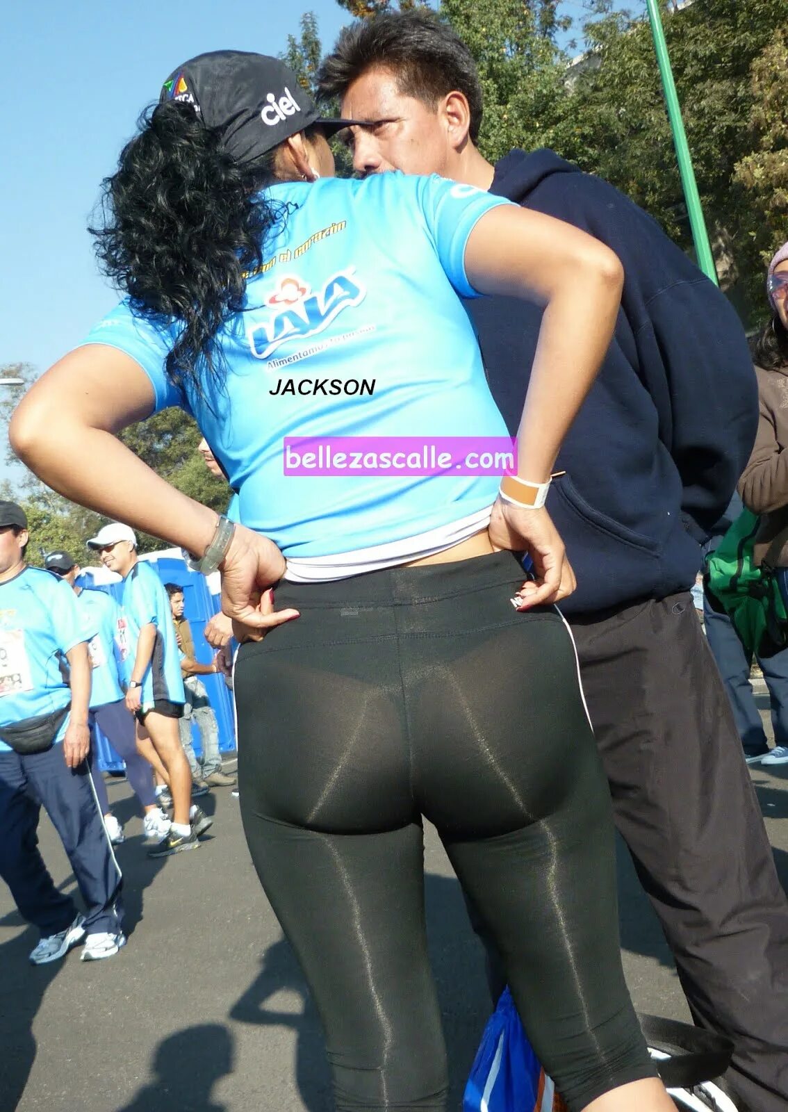 Видно через легинсы. Очень обтягивающие лосины. Девушки в прозрачных лосинах. Лапка в леггинсах. Девушки в леггинсах на улице.