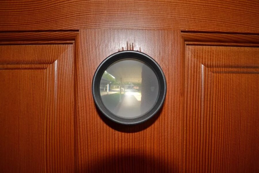 Глазок дверной панорамный 360. Глазок дверной Doorlock. Дверь с глазком. Большой дверной глазок.