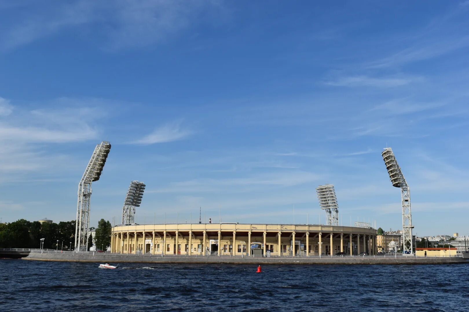 Стадион петровский метро. Стадион Динамо Крестовский остров. Стадион Петровский Санкт-Петербург. Стадион Динамо на Крестовском острове в СПБ. Стадион на Петровском острове СПБ.