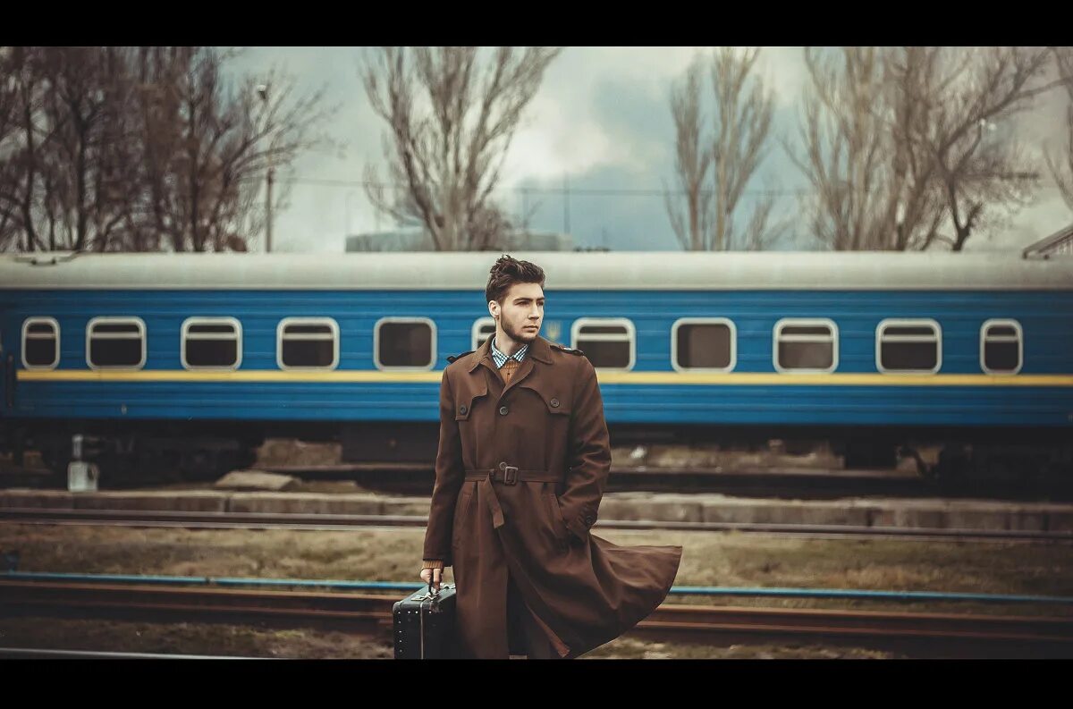 посадка пассажиров в поезд. посадка пассажиров в поезд. человек выходит из поезда.