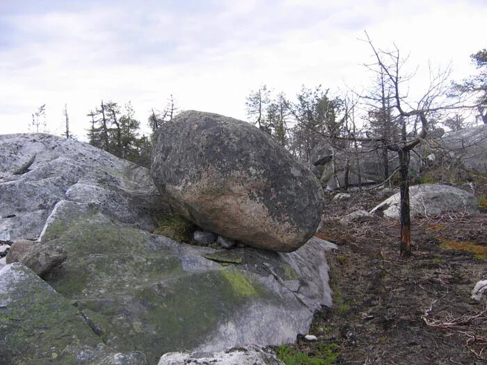 Культ трофейных голов. Российский камень шпион. Рунический став на врага. Враг камня. Прибить врага камнем рунический став.