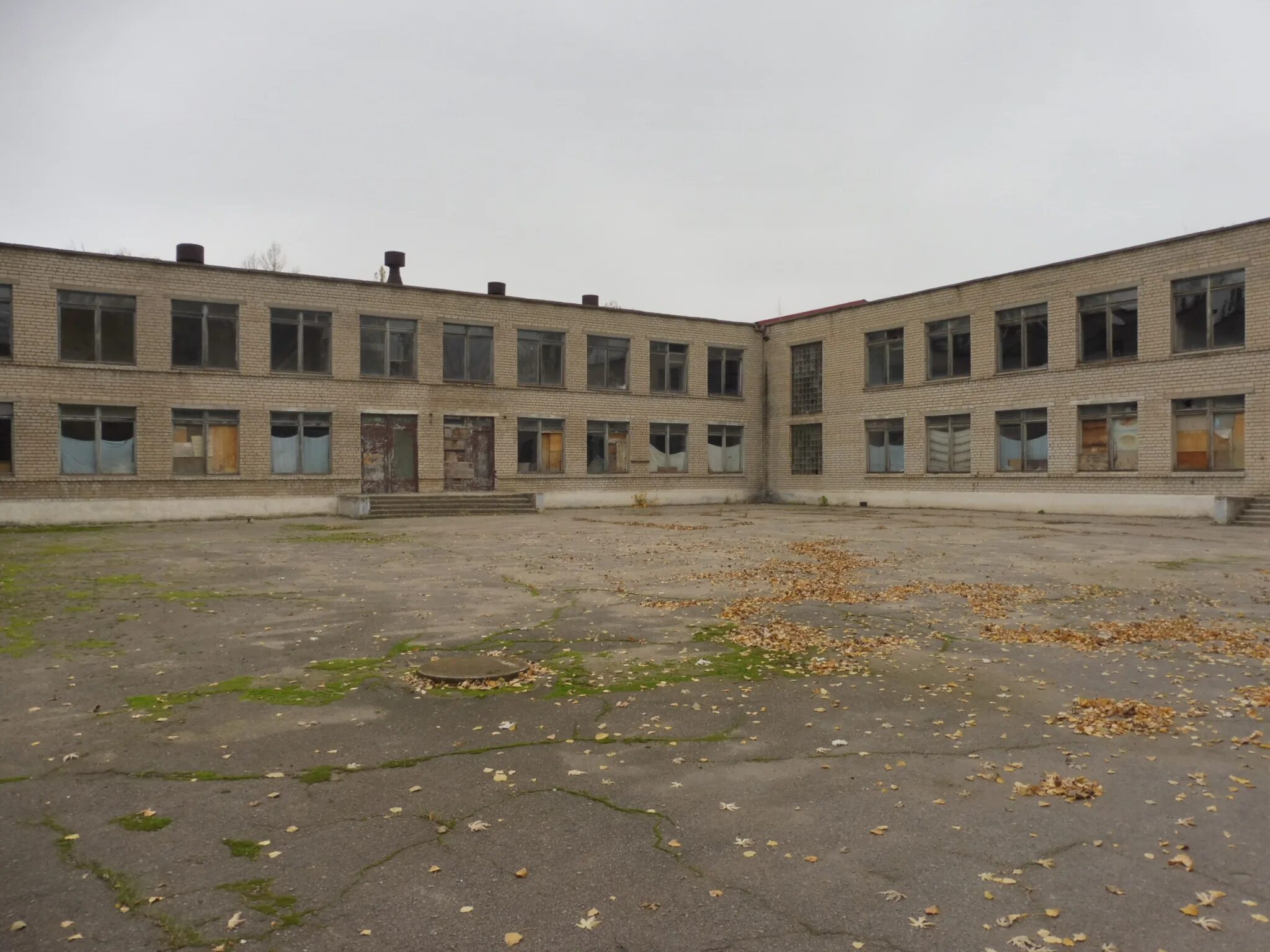 Некрасивые школы. Некрасивые школы. Обычная школа в россии. Поселок кысыл сыр. Школы россии разруха.