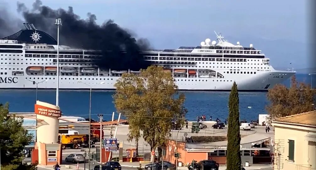 Где горит лайнер. Msc lirica круизный лайнер. msc lirica круизный лайнер пожар. круиз средиземное море msc lirica. круизный лайнер в порту греции.