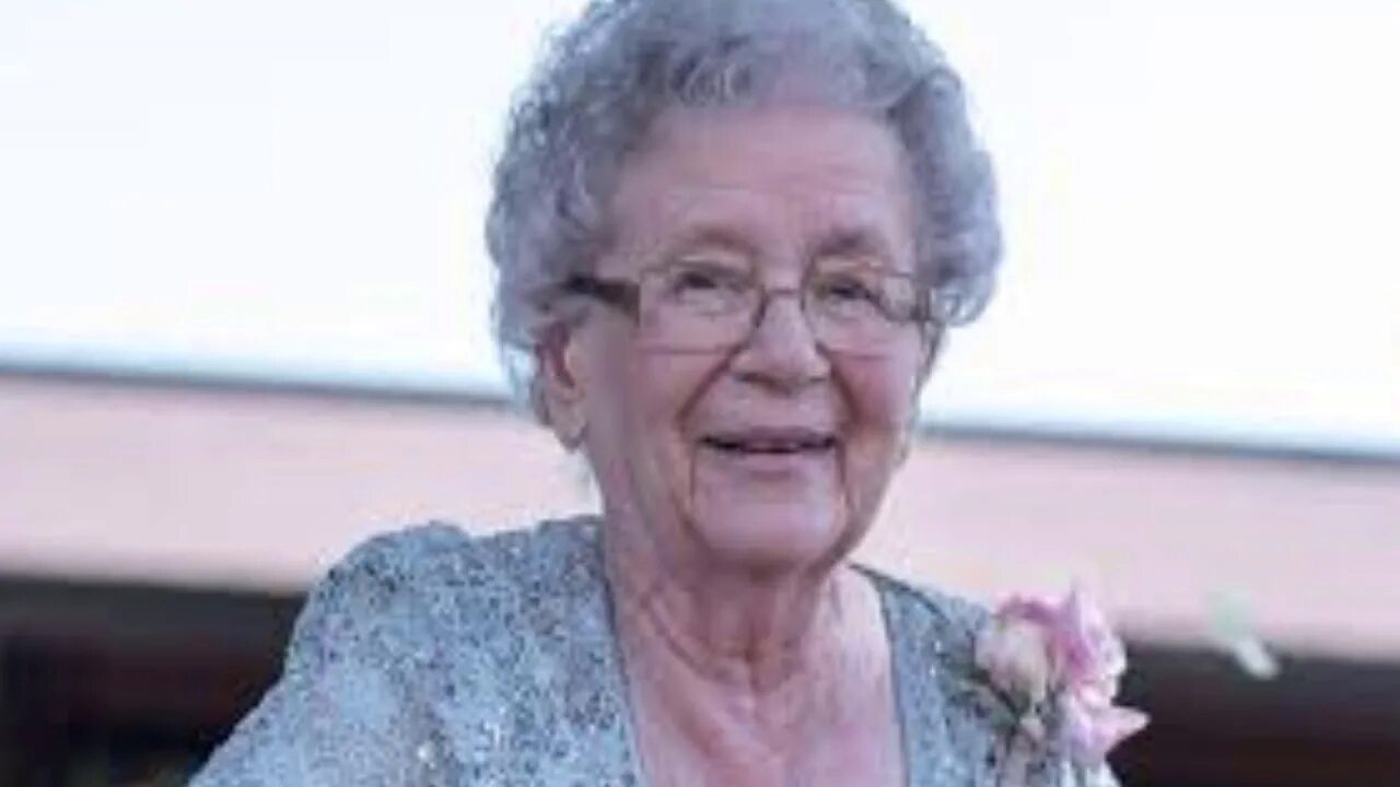 Немецкая старушка. Granny pike. Бабушки хоум. Granny pike. Футболка косадака с длинным рукавом и капюшоном холодный шелк.
