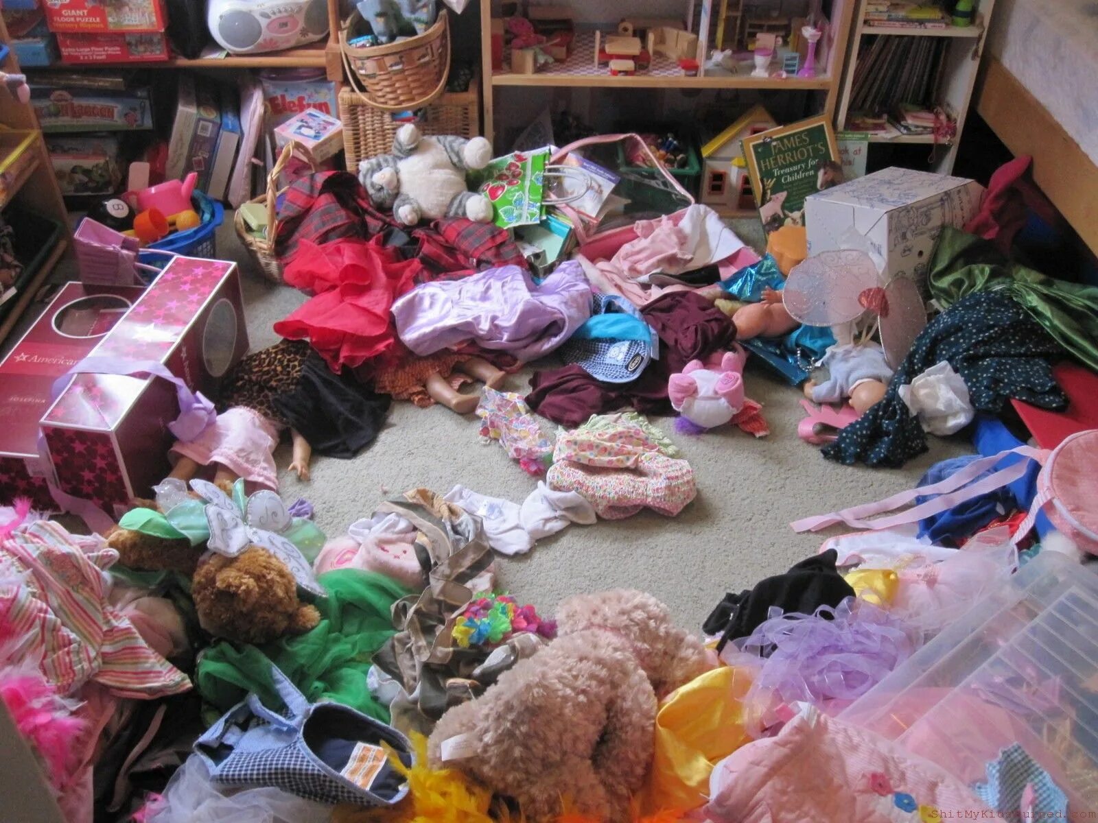 Бардак в детской. Навел бардак. Беспорядок в детском саду. Беспорядок в квартире. Дети беспорядок.