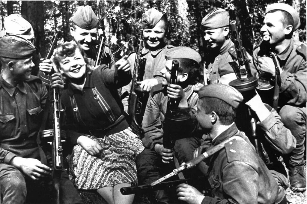 На войне живут бойцы. Военные фотографии. Солдаты Великой Отечественной войны. Военные кадры.