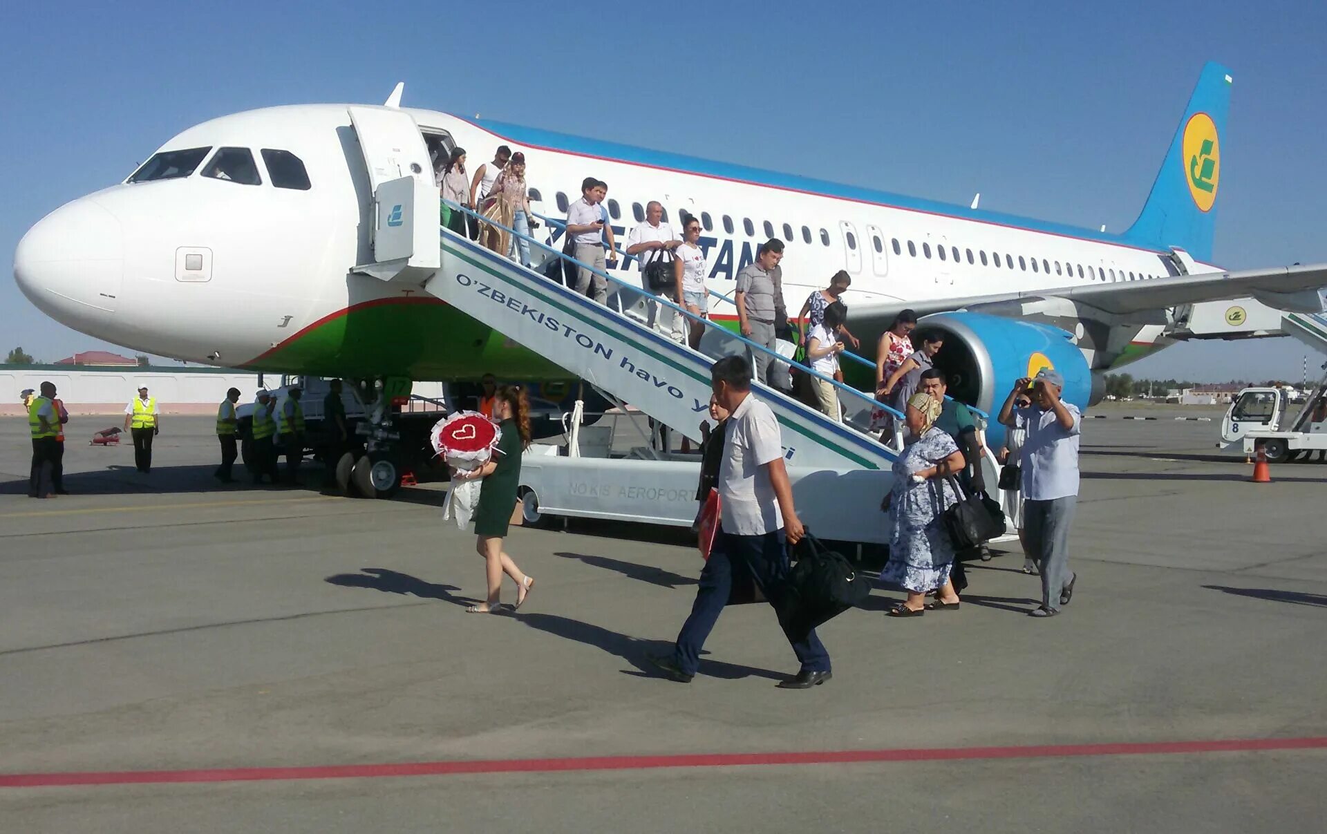 Самолет сегодня в ташкент. Узбекистан ташкент аэропорт. аэропорт uzbekistan airways аэропорт. ташкент аэропорт халкаро.