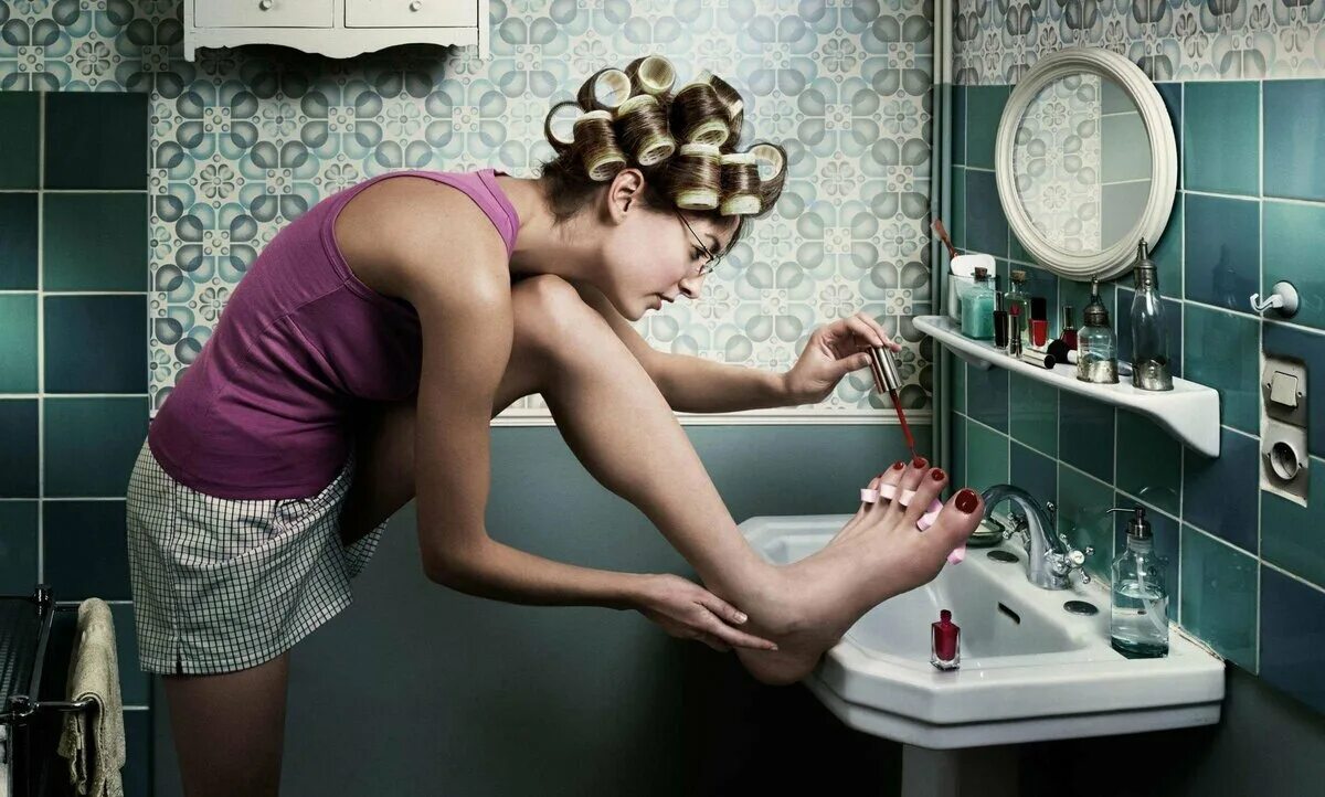 Девочка с конфетами. Пошла наводить красоту. Красоту ничем не испортишь. Пошла наводить красоту. Смешные дети.