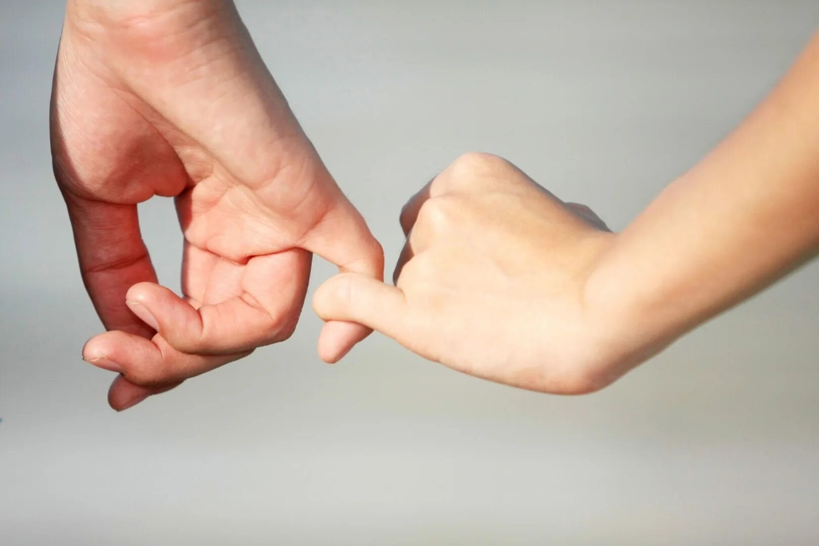 Пр р щение. Пр р щение. Пр р щение. Руки к небу. Мириться на мизинчиках.