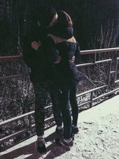 Парень с девушкой ночью без лица