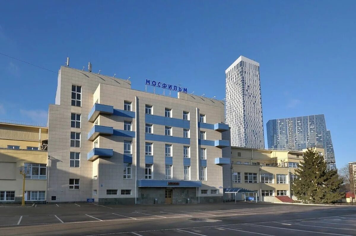 Мосфильм 16 павильон. Киностудия здание. Киностудия мосфильм москва. Мосфильм студия павильоны. Киностудия здание.