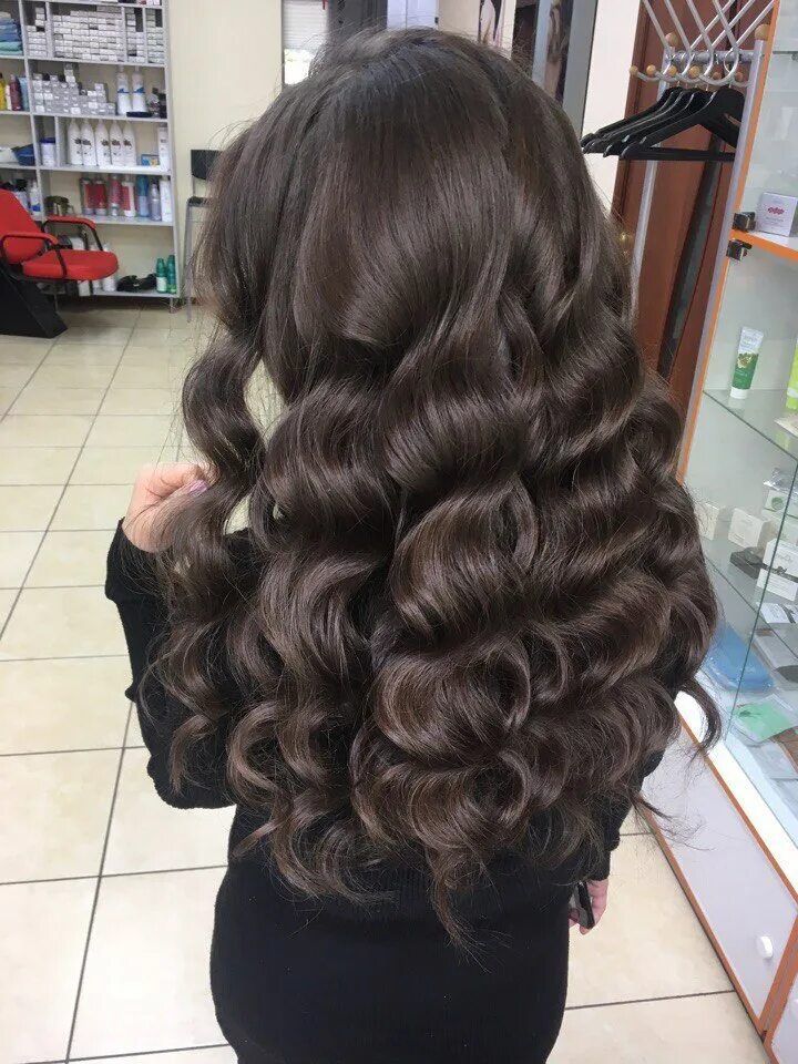 Локоны парикмахер. Прическа локоны в салоне. Локоны студия. Curls салон. Салон локон выкса.