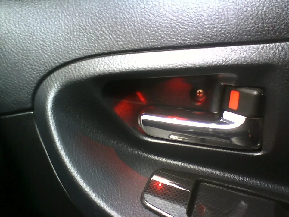 Подсветка дверей skoda fabia 2. Подсветка ручек в лексус lx470. Подсветка внутренних ручек. Подсветка ручек дверей. Подсветка ручек пассат б5.