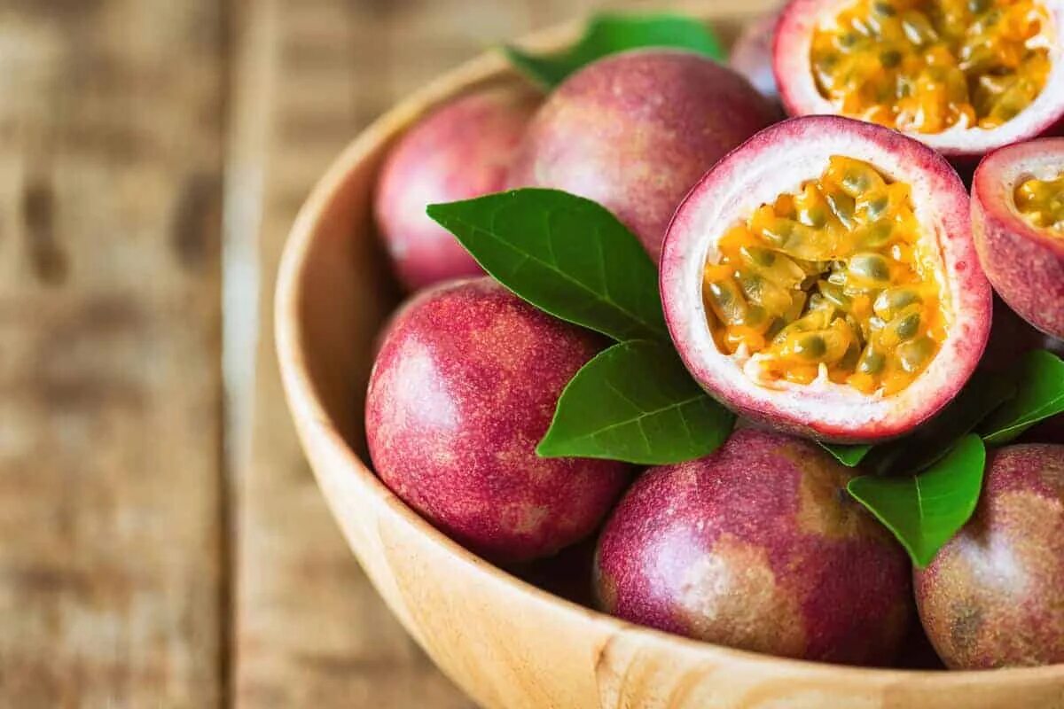 Passion fruit это. Маракуйя пассифлора фрукт. Маракуйя Пэшн Фрут. Маракуйя маракуйя. Экзотические фрукты маракуйя.