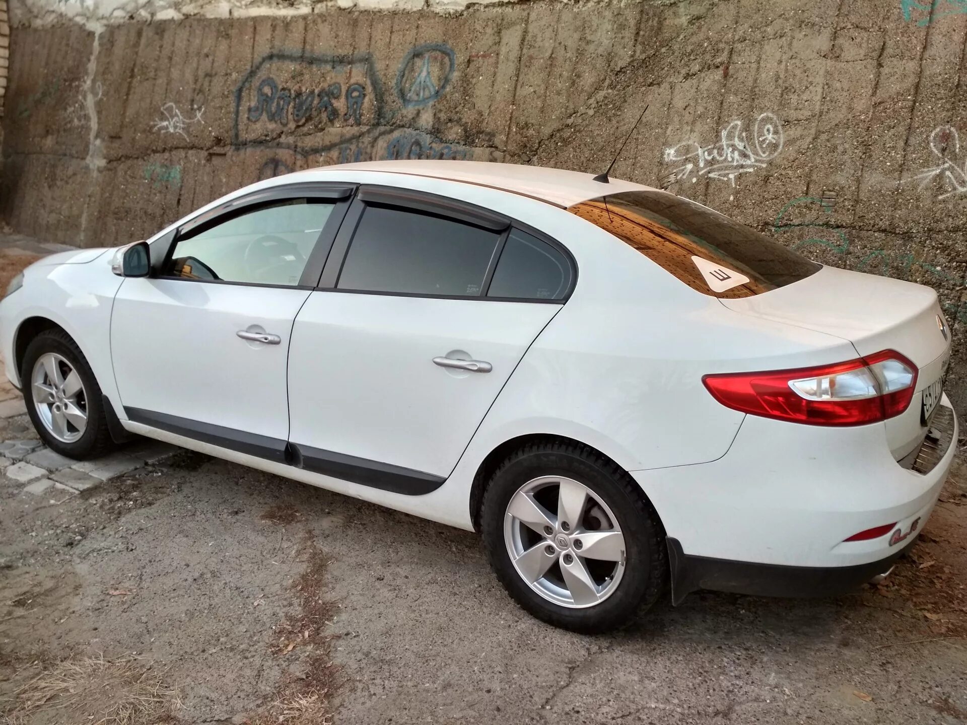 Renault fluence r18. Renault fluence 18 диски. Диски рено флюенс 16. Renault fluence r18. Рено флюенс на 18 дисках.