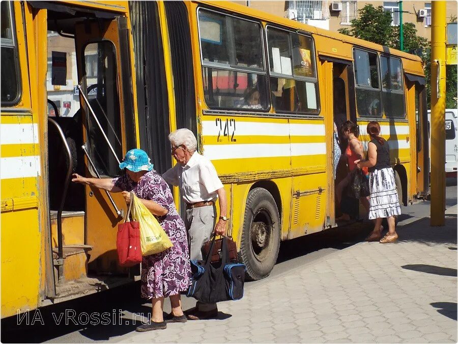 Дачный маршрут самара. Дачный автобус. дачники в автобусе. автобус для путешествий. автобус на дачу.