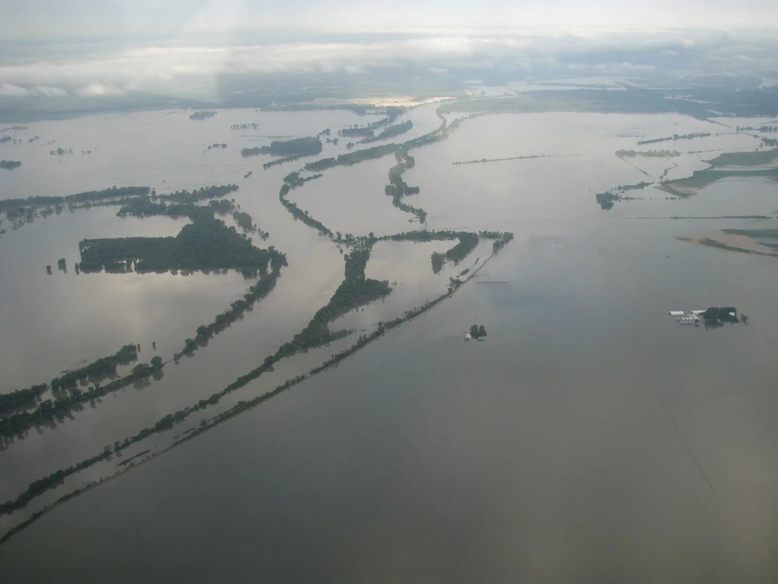 Река миссури бассейн какого океана. Река Миссури водохранилища. Река Миссури в зимний период. Река Миссури корабли на Миссури. Наводнение 2011 год в Пскове.