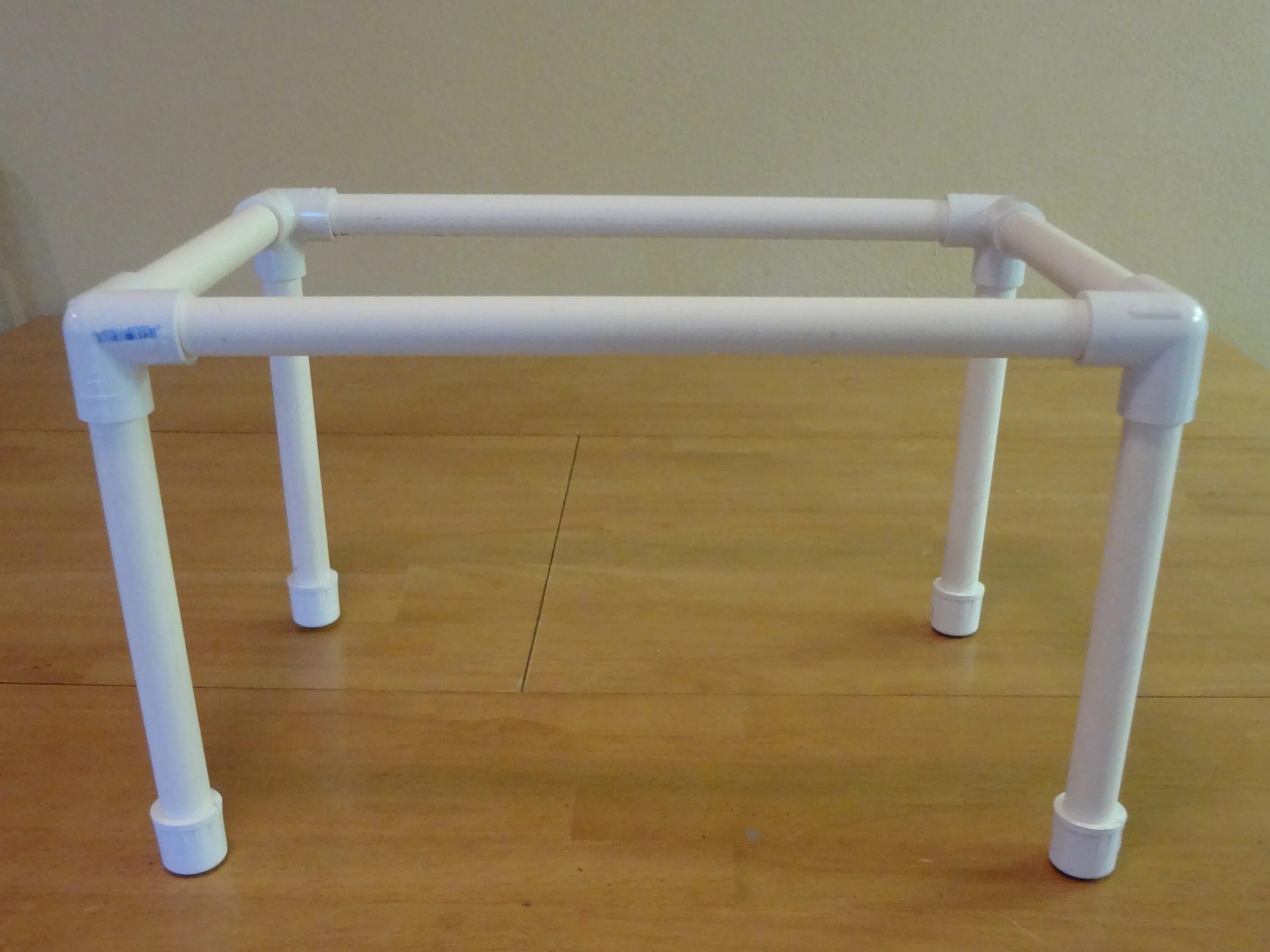 Столик из пластиковой трубы. Столик из пластиковой трубы. Столик из полипропиленовых труб. Табуретка из полипропилена. Столик из труб пвх.