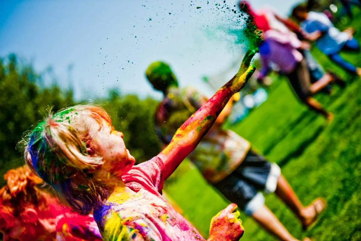 Colour children. Фестиваль красок Холли. Фестиваль красок Holi дети. Холь Холь. Яркие краски.