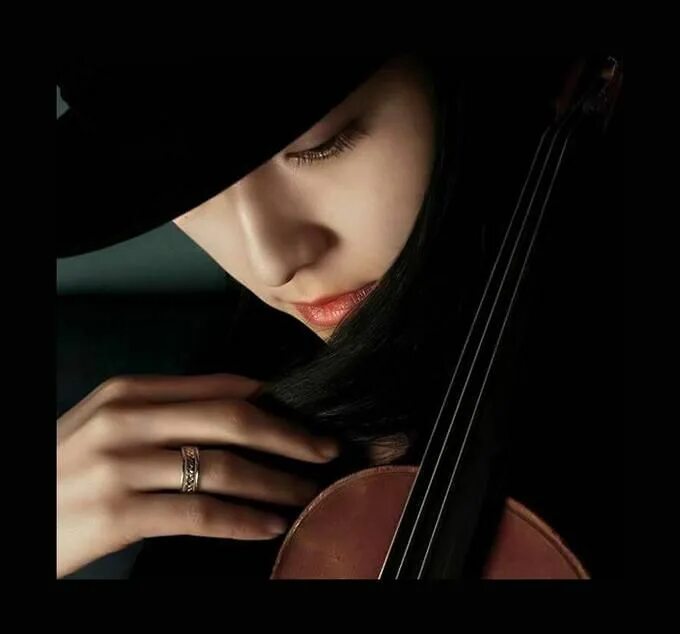 Скрипку исполняли. Скрипка в руках. Женщина со скрипкой в руках. Руки скрипача. Скрипка в женских руках.