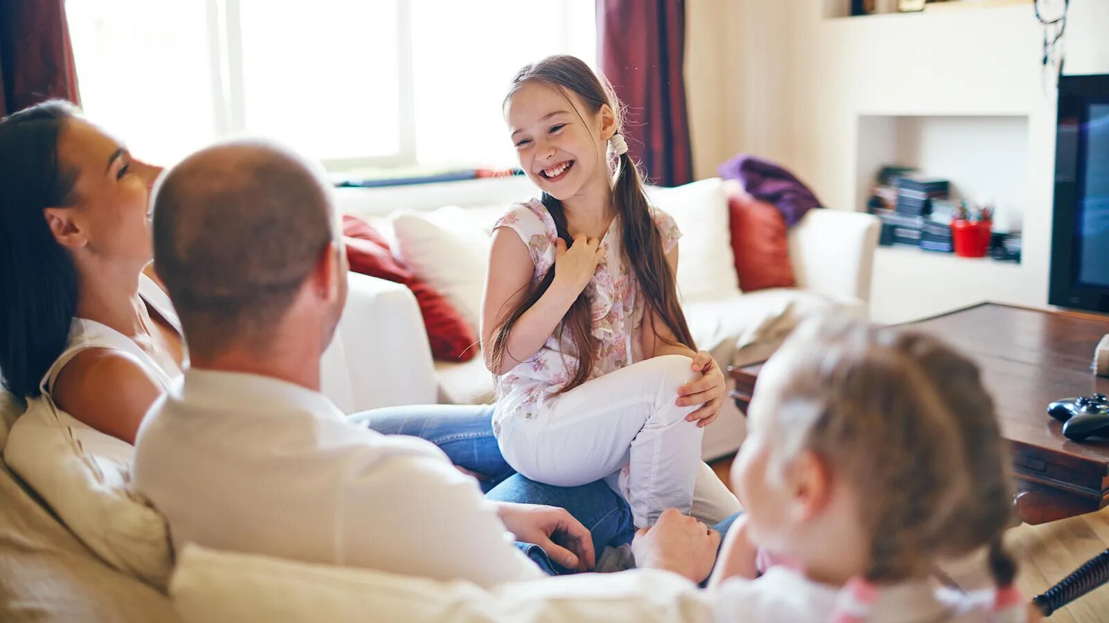 Live with her. Две женщины сидят. Девушка в квартире. Live with her. Живу с моделями.