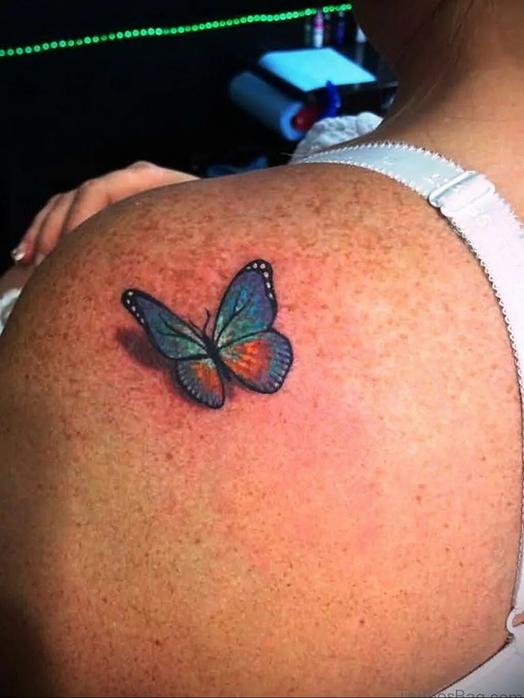 Тату бабочки мужчина. Тату бабочка. Тату бабочка на плече. Тату бабочка мужская.