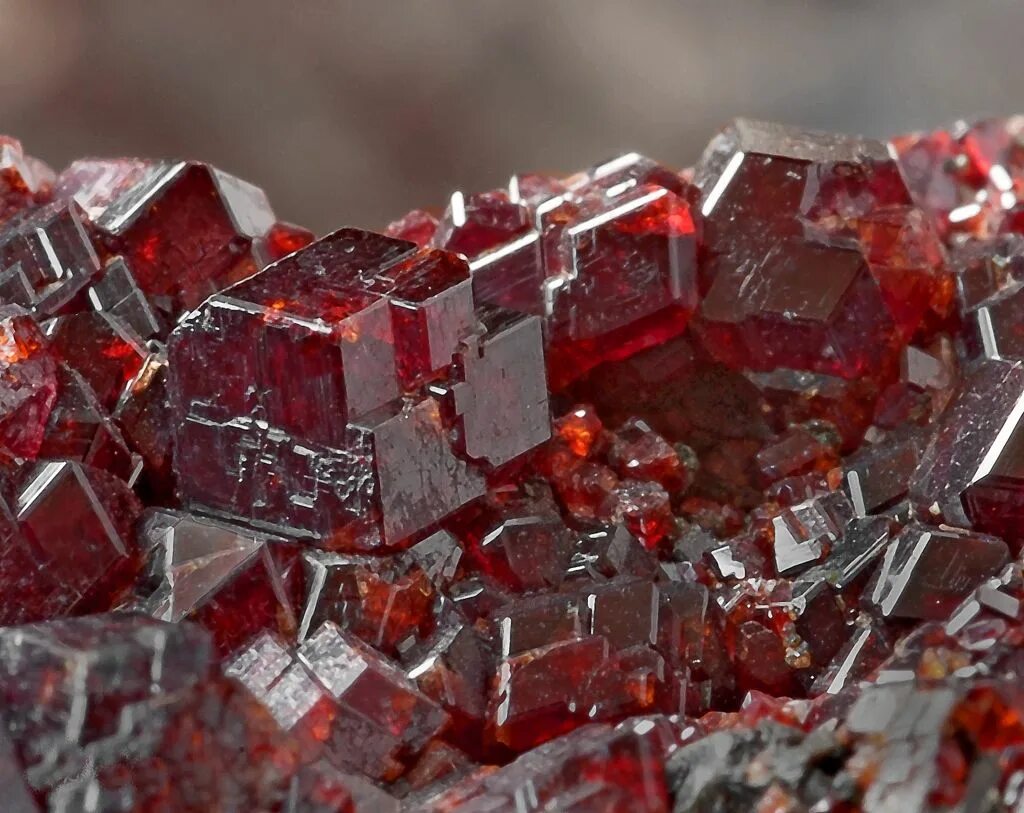 Уральские самоцветы топаз. Уральские самоцветы изумруды малышевские. Месторождения лазурита. Гроссуляр ахматовская копь. Драгоценный рудник.