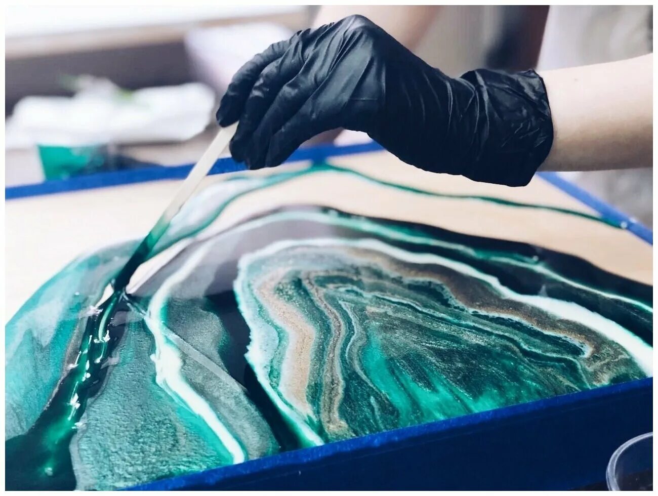 Техника resin art эпоксидная смола. Эпоксидная смола ресин арт. Техники рисования эпоксидной смолой. Зеленая эпоксидка. Радуга эпоксидной смолой.