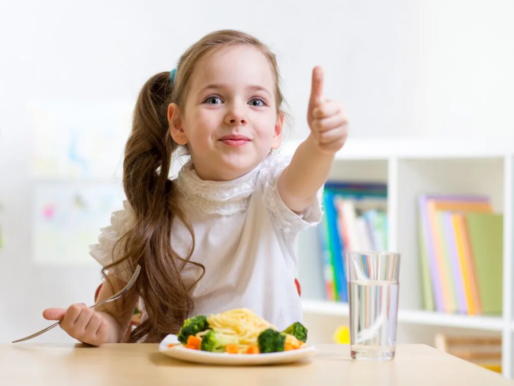Дети за столом. Ребенок кушает. Ребенок завтракает. Питание детей. Неплохие дети
