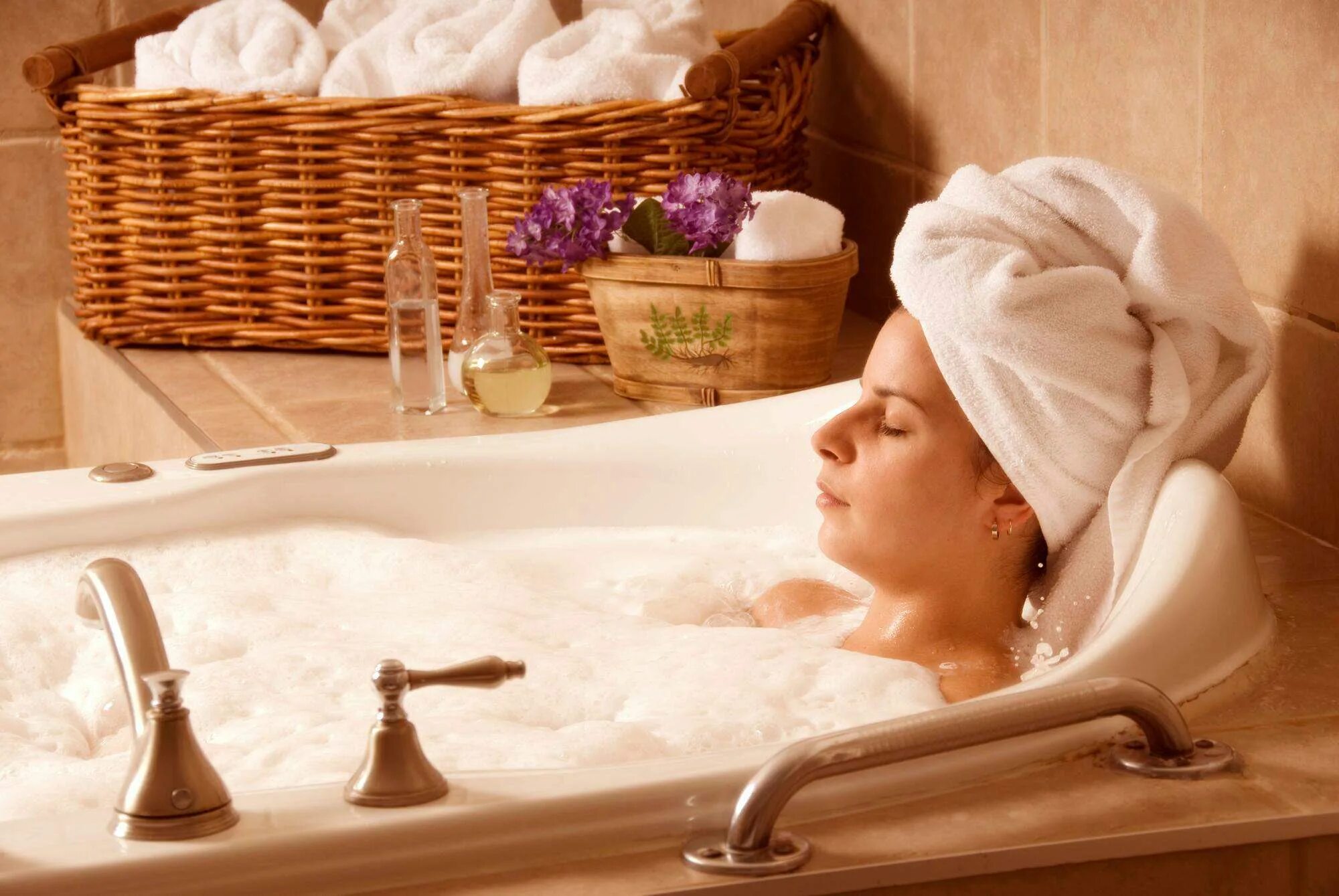 Расслабление в ванной. Ароматические ванны. Ароматерапия ванна. Ванна с эфирными маслами.