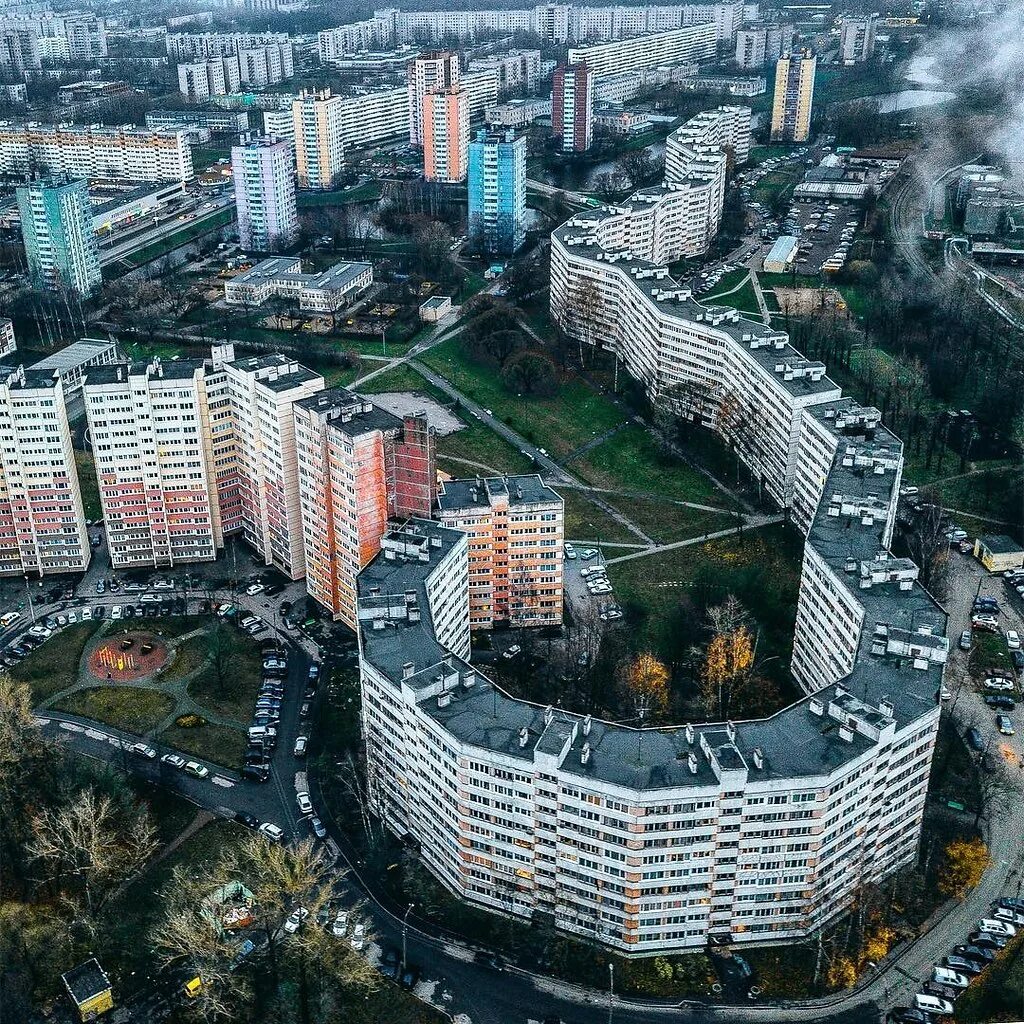 Самый длинный дом в петербурге. Дом-змея в санкт-петербурге пионерстроя. самый длинный дом в санкт-петербурге пионерстроя.