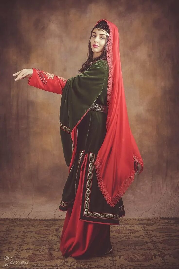 Тараз армянский национальный костюм. Армянский костюм женский. Минтана армянский национальный костюм. Армянский костюм сюник. Армянская одежда.