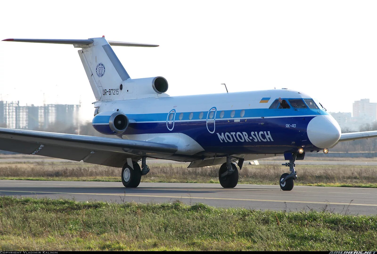 Як 40 места
