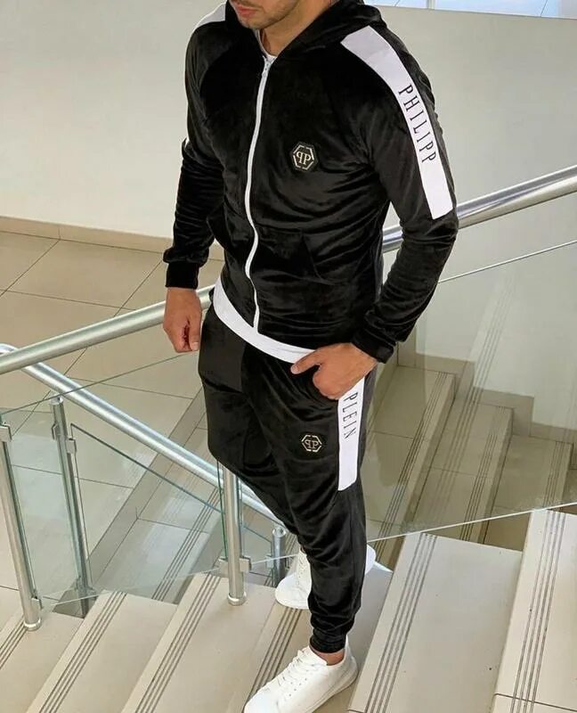 Спортивный костюм plein. Филип Плейн спортивные костюмы мужские. Мужской велюровый костюм зршдшз здфту.