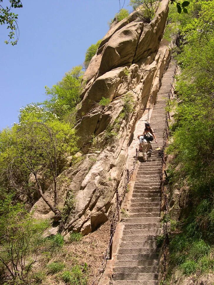 Тропа на скале. Лестница в небо Хуашань. Каменная тропа Дагестан. Лестница в Хуа Шан. Невероятная лестница в горах Хуашань.