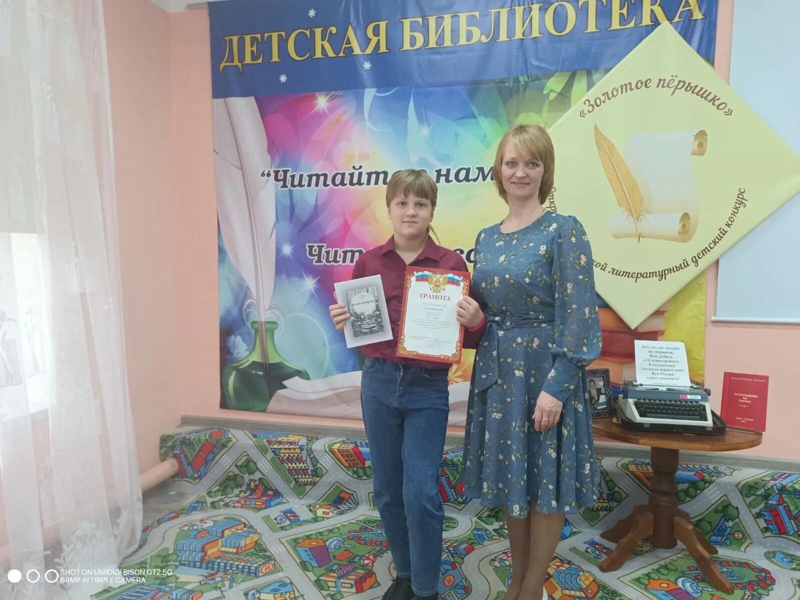 Конкурс каллиграфии золотое перо. Золотое пёрышко эмблема. Конкурс по каллиграфии золотое перо. Конкурс золотое перышко. Грамота золотое перышко.