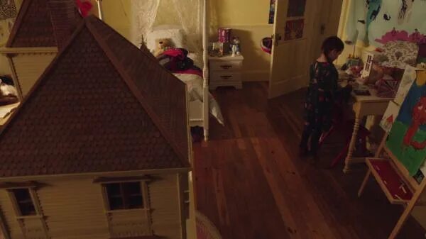 Проклятый кукольный дом арт. Ужастик про кукольный домик. Кукольный дом амитивилля 1996. Румбокс дом семейки аддамс. Амитивилль кукольный дом.