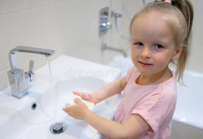 Ребенок в раковине. Как помыть девочку под краном. Как мыть девочку форум. Раковина для подмывания младенцев. Купание новорожденного ребенка.