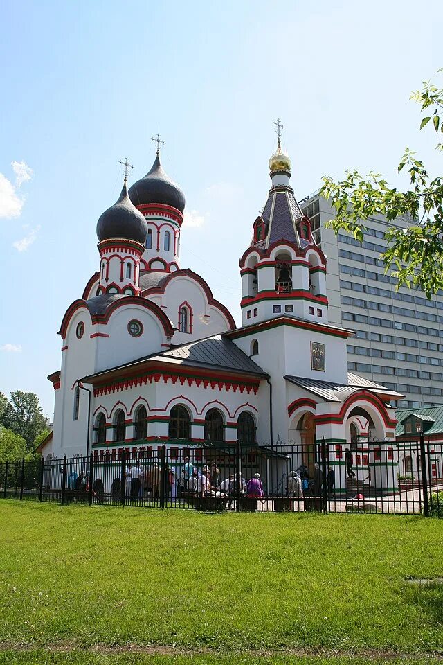 Храм Живоначальной Троицы в Черемушках. Церковь Троицы Живоначальной в старых Черёмушках. Шверника храм Живоначальной Троицы. Храмы Москвы ул. Шверника. Живоначальная троица в старых черемушках