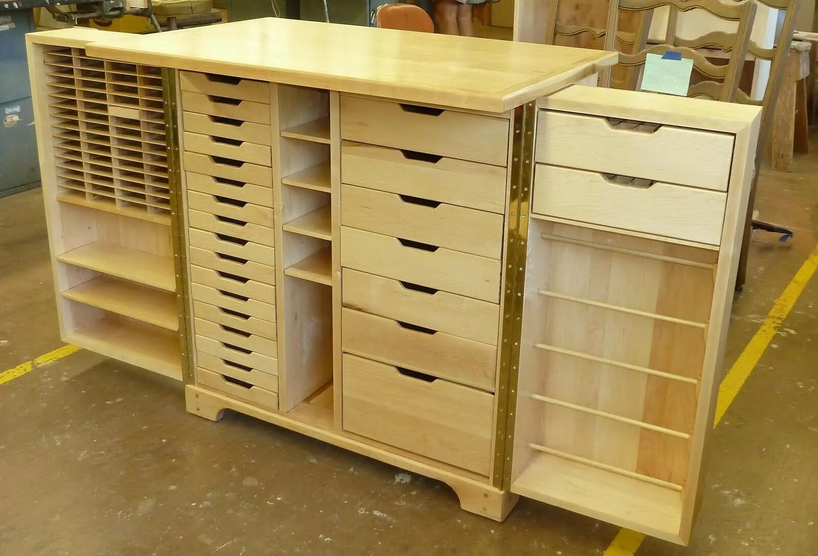 Фанера склад. Стеллаж для досок. Шкаф с выдвижными ящиками для хранения бумаги. Стеллаж для досок в мастерской. Стеллаж для пиломатериалов.