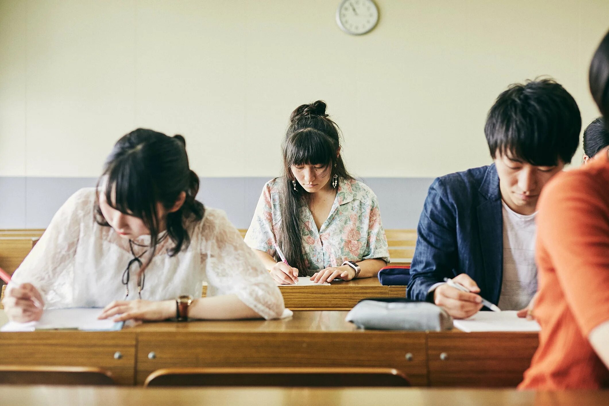 Students pass the exam. Японские экзамены. социология японии. японские исследования на детях. japan school exam.