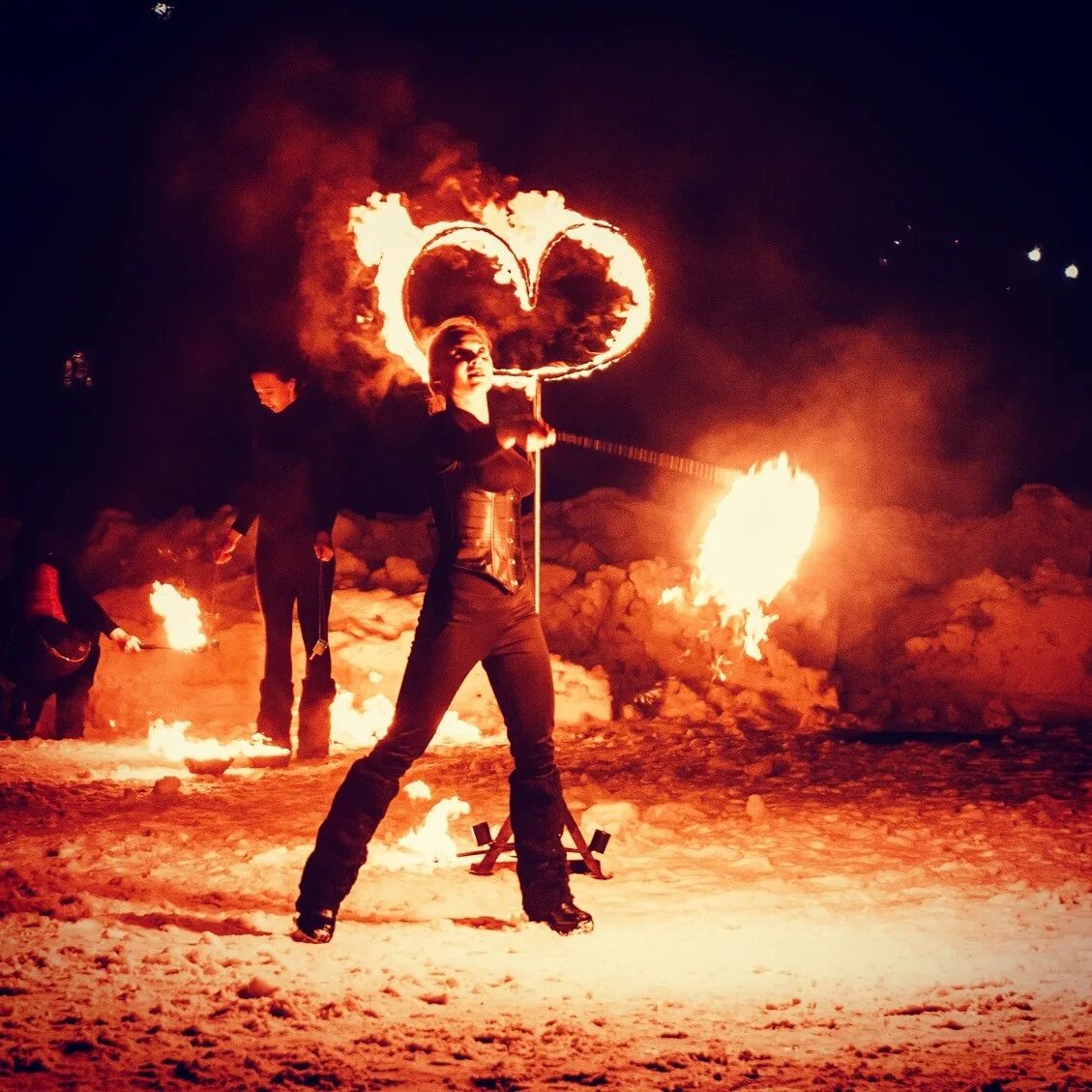 Фаер 2010. Файер шоу с огнем. Фаер шоу абакан. Фаер-шоу травмоопасность. Фар джулиан шоу фаер шоу.