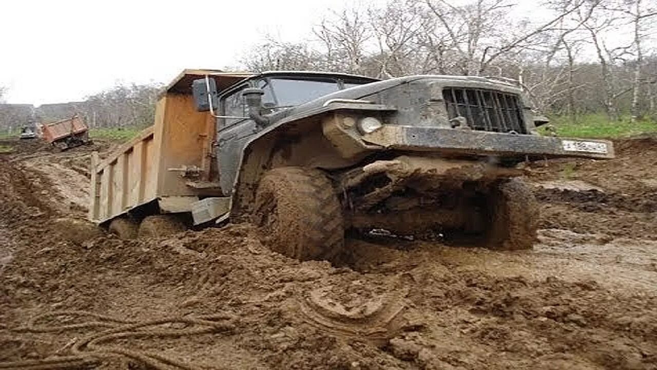 Военный урал 4320 в грязи. Урал-4320 вс. Идут уралы. Урал 4320 на бездорожье. Урал 4320 армейский.